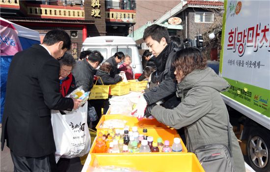 서울시에서 지원나온 '희망마차'에서 물건을 전달받는 어르신들 모습
