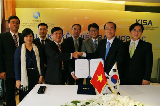 8일 서종렬 KISA 원장(오른쪽 두번째)과 팜 탄콩 베트남 VINASA 부회장(왼쪽 네번째)이 양국의 IT기업 간 교류 확대를 위한 업무협약(MOU)을 체결하고 있다.