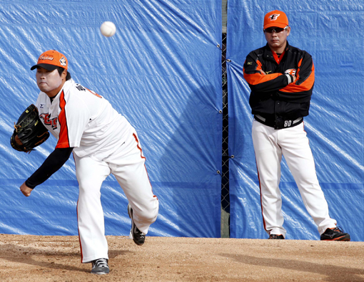 [포토] 불펜 피칭하는 류현진 '내 피부는 소중하니까'