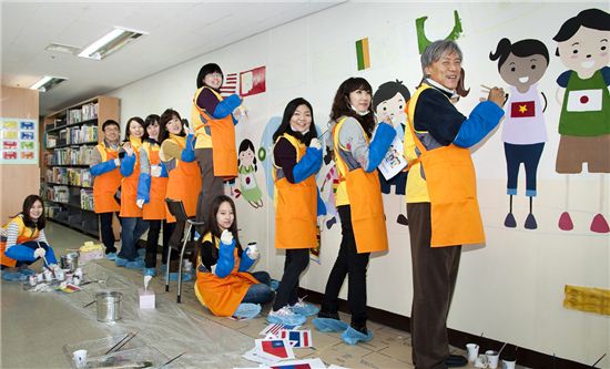 한국암웨이,다문화학교 '벽화 그리기' 봉사활동 