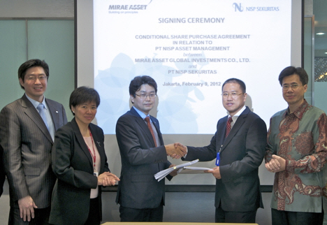 미래에셋자산운용 김경록 사장(왼쪽 세번째)과 NISP자산운용 CEO 하나피 히마완(네번째)이 악수하고 있는 모습. 