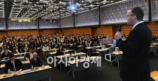 [포토] 강연하는 윌리 린센 대표