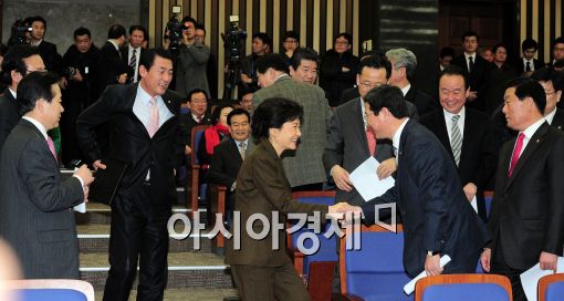 [포토] 새누리당 의총 참석하는 박근혜 위원장