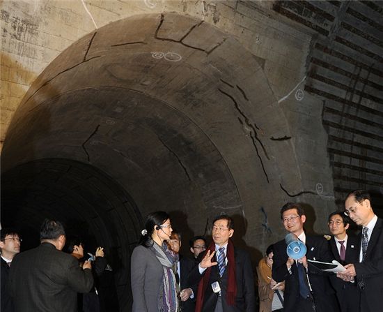 9일 박원순 서울시장이 도쿄 대심도인 '칸다가와 환상7호선 지하조절지'를 방문해 지하터널을 살펴본 후 일본 관계자들과 이야기를 나누고 있다.
