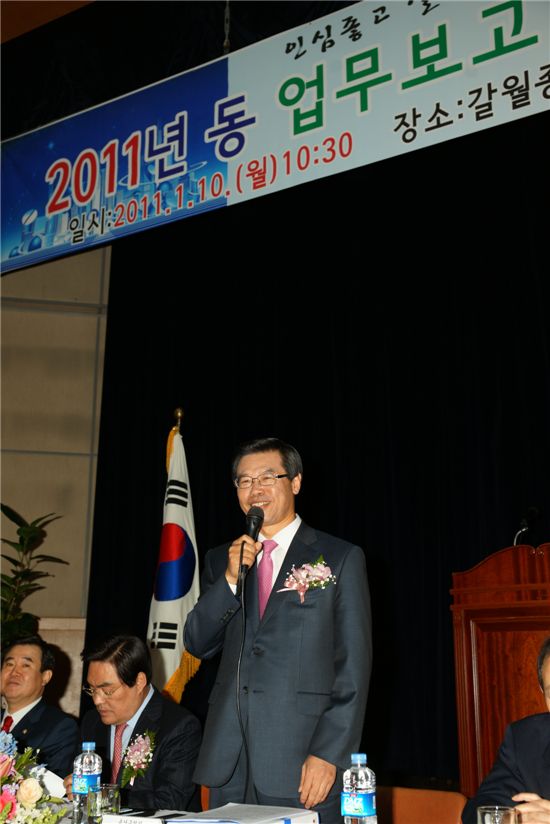 용산구(구청장 성장현) 13일 남영동 청파동을 시작으로 24일까지 ‘2012년 동 신년인사회‘를 개최한다.
