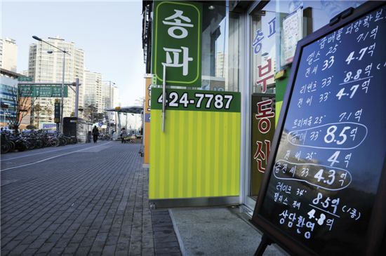 서울지역 아파트 하락세가 계속 이어지면서 시름도 깊어지고 있다. 전문가들은  올 하반기까지 하락세는 계속 될 것으로 내다보고 있다.[사진:이코노믹리뷰 이미화 기자]