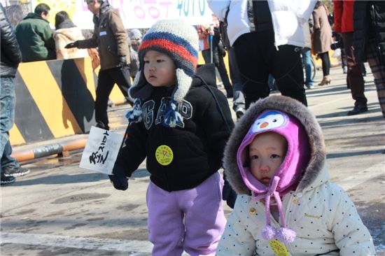 11일 낮 충남 홍성교도소에서 열린 '봉주버스' 행사에 부모와 함께 온 어린 아이들 모습.