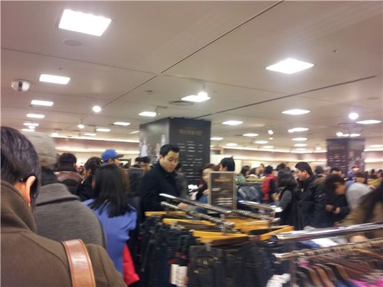 ▲11일 서울 중구 신세계 백화점에서 열린 해외명품대전에는 최대 70%까지 할인된 가격에 해외명품을 구매하기 위해 많은 인파가 몰려들었다.