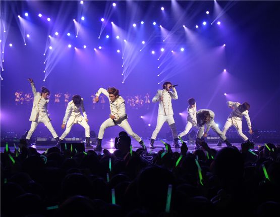 INFINITE sings and shows powerful dance moves at 1st concert 