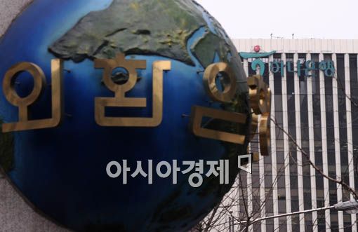 [포토] 외환은행 너머 무엇이 보이나