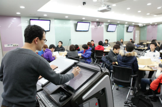 KAIST에서 신입생을 대상으로 온라인과 오프라인을 이용한 학생중심 수업을 하고 있다.