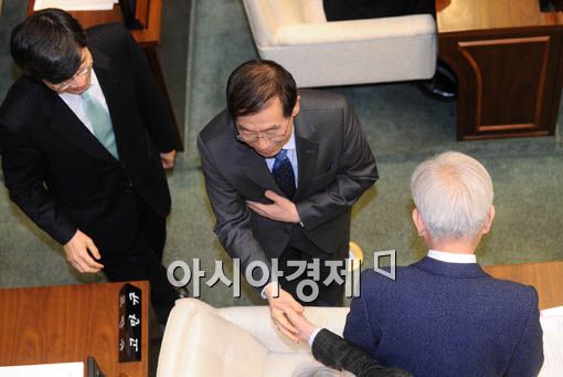 [포토] 시의원들과 악수 나누는 박원순-곽노현