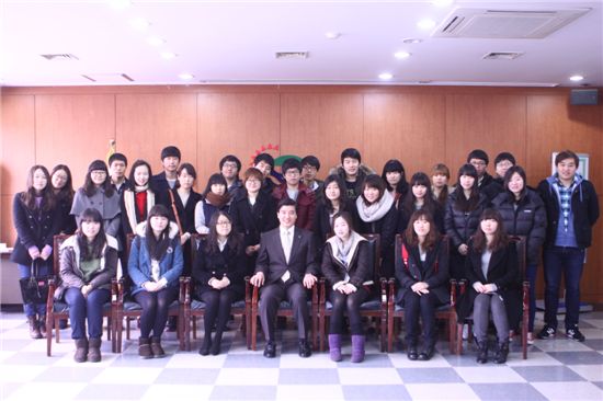 이해식 강동구청장과 강동구에서 아르바이트를 한 대학생들