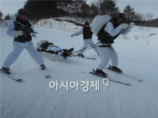 눈위에 최강부대 '해병대 수색대대'