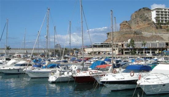 ▲라스팔마스는 연중 따뜻한 날씨와 넓은 백사장으로 유럽인들의 휴양지로도 널리 알려져 있다. 사진은 라스팔마스의 한 항구에 요트가 정박해 있는 모습.