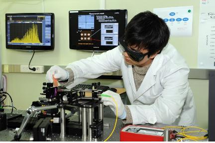 실험실에서 간섭계 측정장치를 이용한 TSV측정 모습.