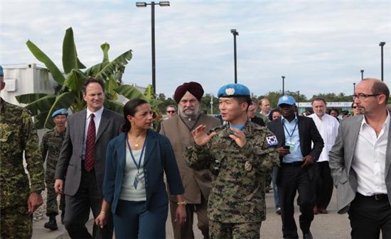 이홍우 단비부대장이 UN 안보리 대표단 수잔 라이스 UN 주재 미국대사에게 부대의 주요 활동들을 소개하고 있다. 

