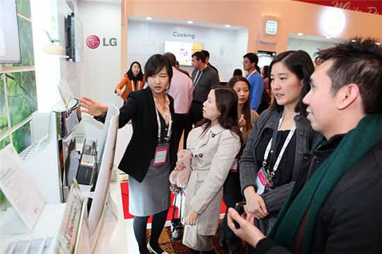 15일 강원도 평창군 알펜시아 리조트 컨벤션센터에서 LG전자가 개최한 'LG Asia Family Festival 2012' 행사에 참가한 아시아 12개국 고객사 담당자들이 친환경 공기청정기 신제품을 살펴보고 있다. 
