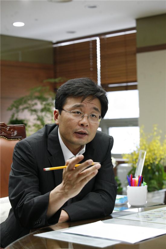 김우영 은평구청장은 도시 마을 만들기 사업인 두꺼비하우징 사업이 올 4월부터는 본격화될 것이라고 말했다.