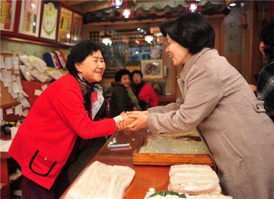 박춘희 송파구청장(오른쪽)이 전통시장을 찾아 상인과 악수를 나누고 있다.