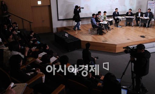 [포토] 교과부장관, 학부모와 토론회 개최