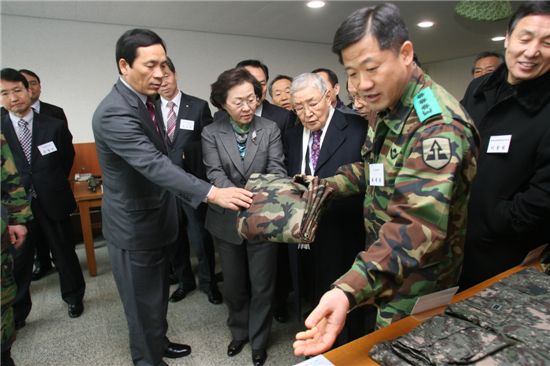 신연희 강남구청장이 통합방위협의회에 참석한 후 병영생활관을 둘러보고 있다.
