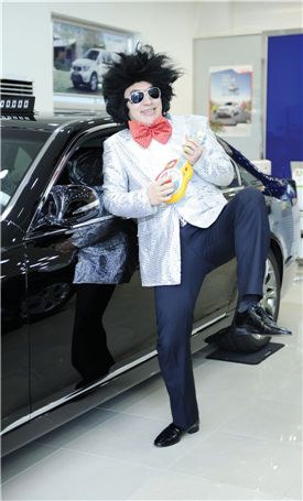 [판매왕 그들만의 노하우]“고객과의 소통을 위해 엘비스 옷입고 춤추죠”  