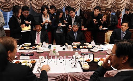 [포토] 김중수, 은행장들과의 대화