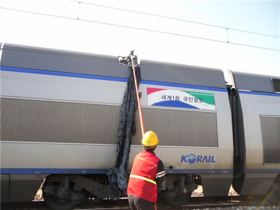 농사용 폐비닐로 KTX 운행 멈춰