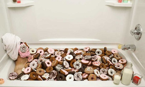 도넛목욕 "예술작품이라지만 음식으로 장난?"