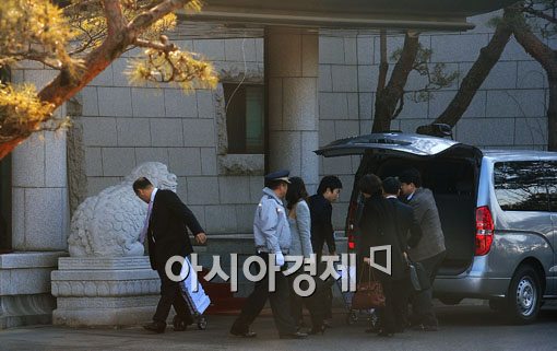 [포토] 국회의장 공관 들어서는 검찰