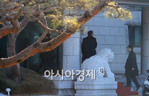 [포토] "박희태 국회의장 조사하려왔습니다"