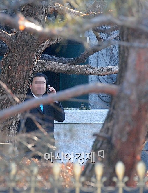[포토] 박희태 국회의장 조사중 외부와 전화 하는 검찰