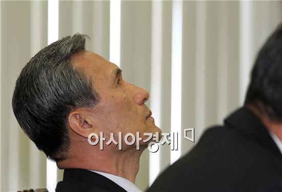 김관진장관의 국방정책 '산넘어 산'
