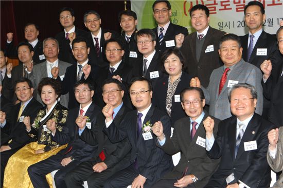 박철규(앞줄 오른쪽에서 세번째) 중진공 이사장이 '글로벌 최고경영자 클럽' 회원사들과 기념사진을 찍고 있다.