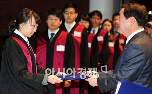 [포토] 임명장 받는 신임 검사들