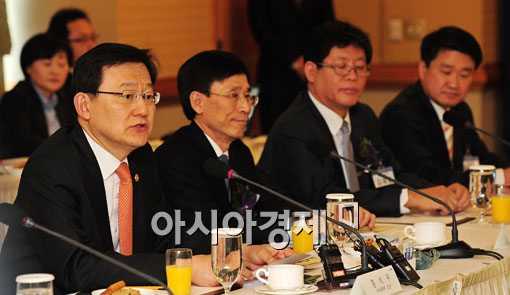 [포토] 신성장동력 추진 상황 점검하는 홍석우 장관