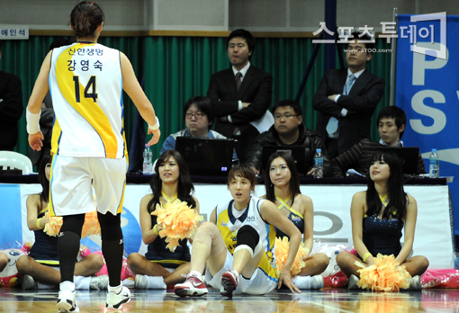 [포토] 김단비 '치어리더 사이에서도 미모는 뒤지지 않아'