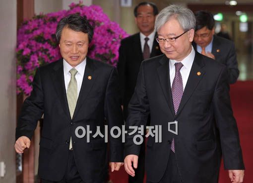 [포토] 국무회의 참석하는 권도엽-김석동