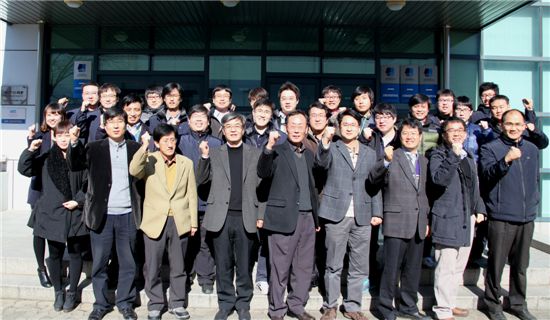 한국기계연구원 초정밀시스템연구실 연구원들이 기계연구원 본관 현관 앞에서 화이팅을 외치고 있다.