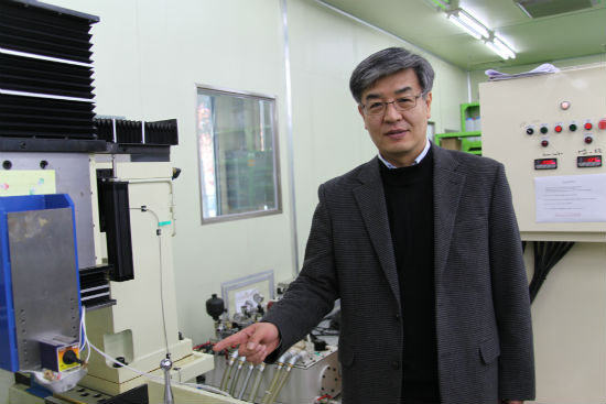 송준엽 한국기계연구원 연구실장이 초정밀시스템 운용을 설명했다.