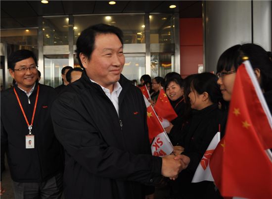 최태원 회장이 21일 하이닉스 중국 우시공장을 나서며 직원들의 환송을 받고 있다.