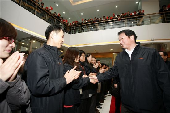 최태원 SK그룹 회장이 21일 하이닉스 중국 우시공장에에 들어서며 직원들의 환영을 받고있다.