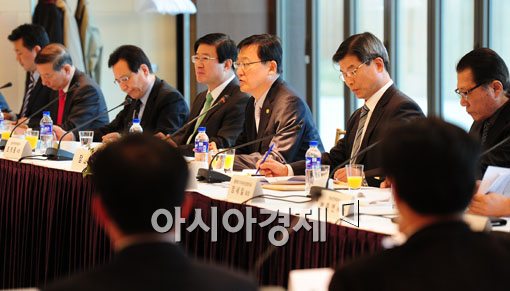 [포토] 모두 발언하는 홍석우 장관