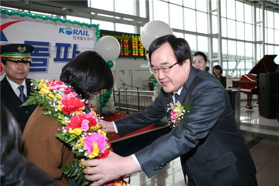21일 오후 서울역에서 3억번째 KTX고객으로 선정된 신지영씨(가운데)가 정창영(오른쪽) 코레일 사장으로부터 꽃다발을 받고 있다. 