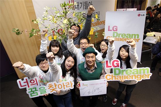 지난 3일 개그만 김병만 씨(오른쪽에서 3번째)가 특강이 끝난 후 LG드림챌린저에 참가한 학생들과 함께 기념촬영을 하고 있는 모습.
