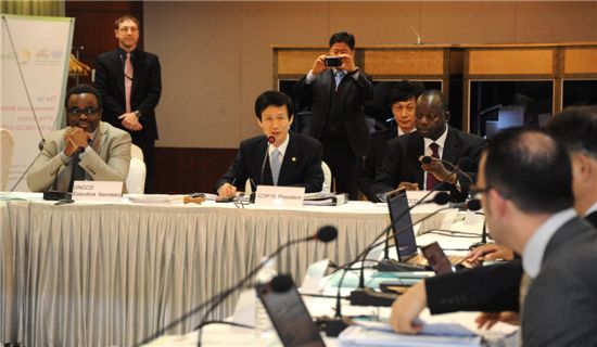 이돈구(왼쪽에서 두번째) 산림청장이 의장 자격으로 유엔사막화 방지협약(UNCCD) 의장단 회의를 주재하고 있다. 