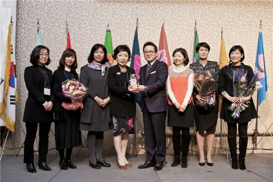 맨 왼쪽부터 김수정 부장, 양은경 이사, 오나미 부사장, BPW 코리아 박희자 회장, 코오롱 이웅열 회장, 박성미 상무, 이수영 전무, 서현주 부장 
