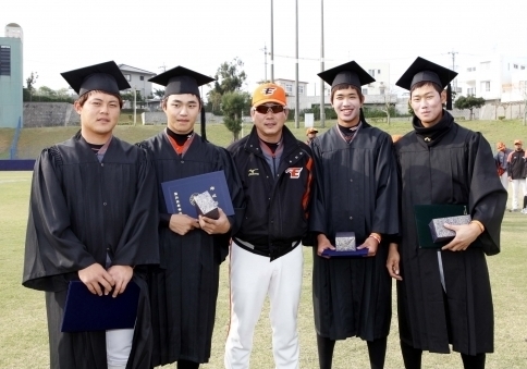 한화 새내기들, 전지훈련지서 특별 졸업식 