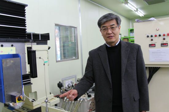 송준엽 한국기계연구원 초정밀시스템연구실장이 실험기기를 설명하고 있다.